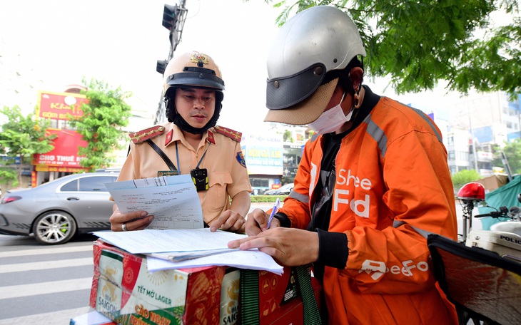 Ba chân kiềng hình thành văn hóa giao thông: Phạt 'khủng', hạ tầng tốt, tuyên truyền sâu - Ảnh 2.