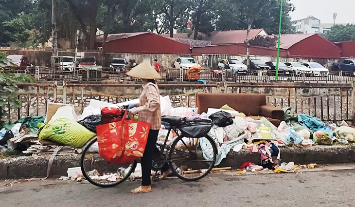 Kinh hoàng rác nhựa ngập tràn - Kỳ 3: Nỗi khổ sống cạnh rác chất đống, dòng kênh thối - Ảnh 1.