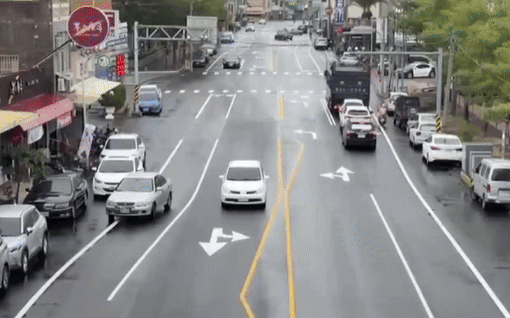 Bị tố 'gài bẫy' khi cho người đi bộ qua đường trái phép để phạt tài xế, CSGT nói chỉ là 'giáo dục' - Ảnh 3.