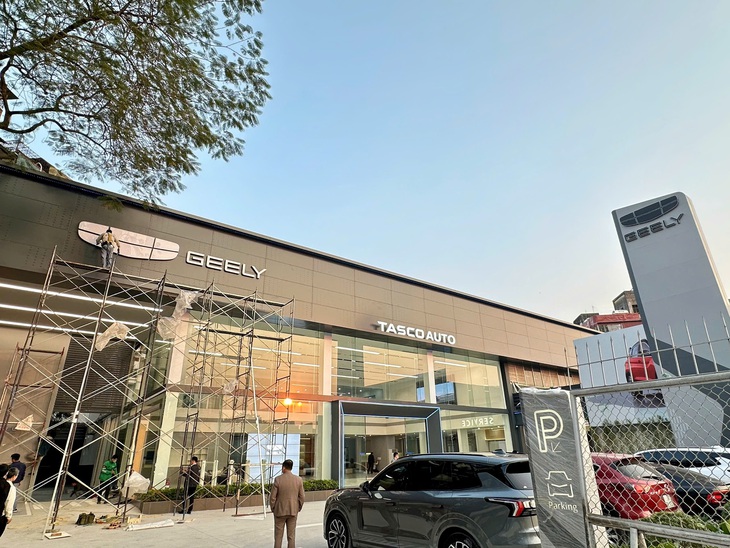 Xuất hiện hai showroom đầu tiên của Geely tại Việt Nam, lộ diện ảnh mẫu xe sắp bán - Ảnh 1.