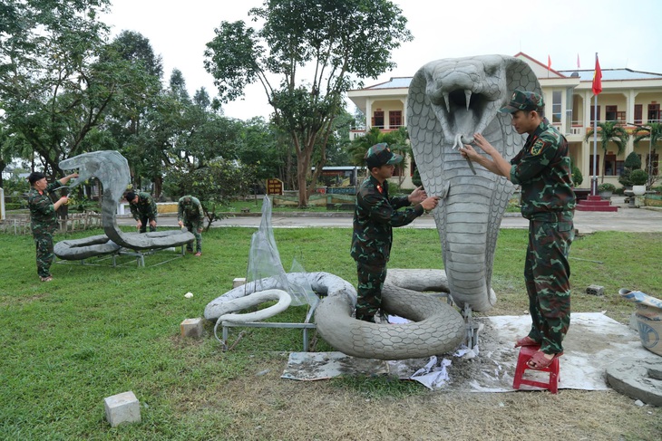 Bộ đội đặc công 'nặn' rắn hổ mang khổng lồ - Ảnh 1.