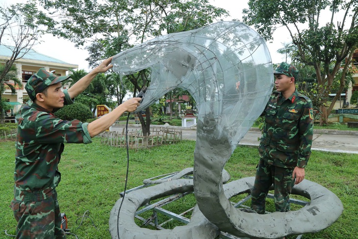 Bộ đội đặc công 'nặn' rắn hổ mang khổng lồ - Ảnh 3.