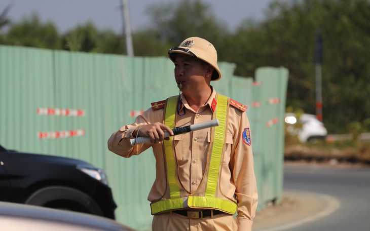 Cháy trên phố Nguyễn Huệ, cháy tàu nhà hàng khi hàng ngàn người xem pháo bông, TP.HCM ứng phó sao? - Ảnh 17.