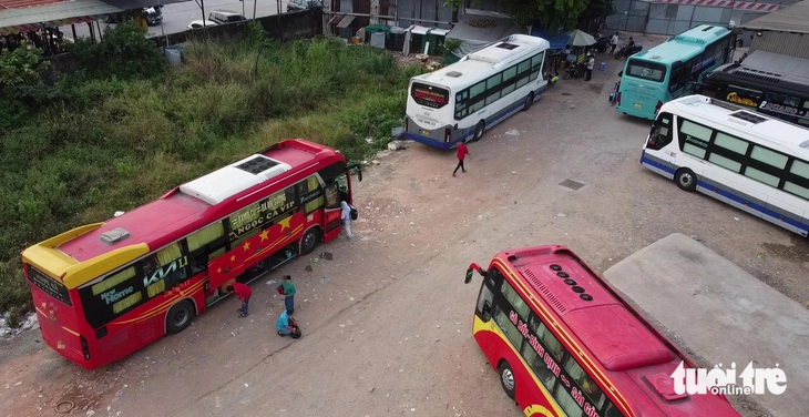 Xe 'dù' ngang nhiên đón khách trong bến 'cóc', chính quyền địa phương ở đâu? - Ảnh 1.