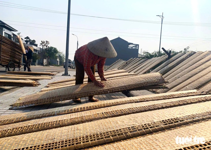 Làng bánh đa nem truyền thống chạy đua sản xuất hàng Tết - Ảnh 4.