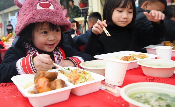 Chi Pu đi cùng “CHIN-SU Một Triệu bữa cơm có thịt” mang Tết tưng bừng cho các trò vùng cao - Ảnh 8.