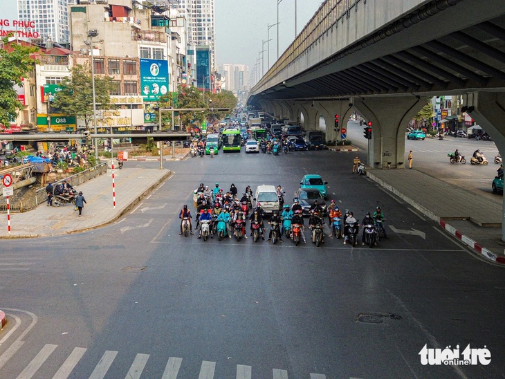 Đang nhịp đèn đỏ nhưng cảnh sát giao thông cho xe đi, tài xế có bị phạt nguội? - Ảnh 1.