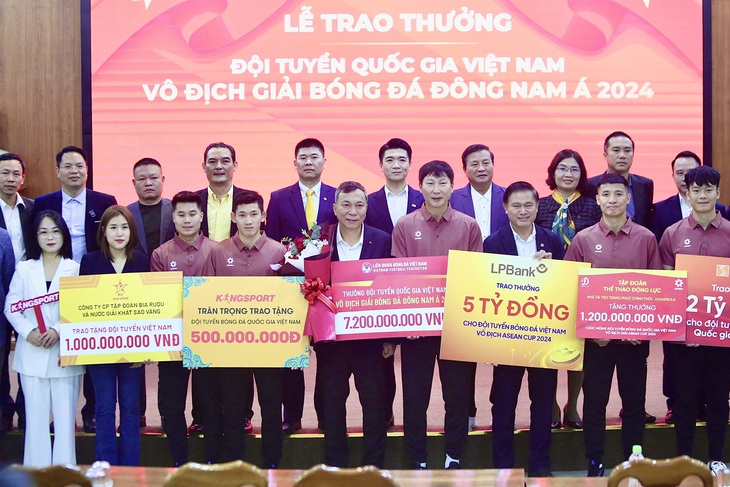 Đội tuyển Việt Nam nhận thưởng hơn 30 tỉ đồng cho cúp vô địch ASEAN Cup 2024 - Ảnh 1.