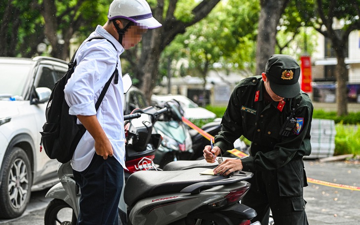 Hà Nội ùn tắc cả ngoài giờ cao điểm: Cần rà soát tổ chức giao thông, nâng cấp hệ thống đèn tín hiệu - Ảnh 3.