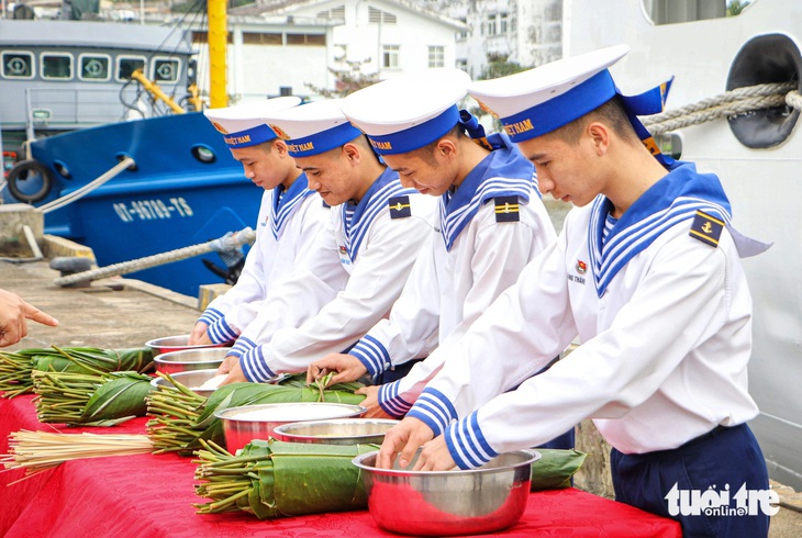 Chuyến tàu ‘chở mùa xuân’ ra hải đảo - Ảnh 1.