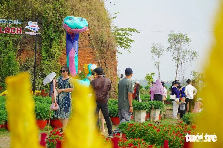 'Bé Na' mặc complê ở Bến Tre: mới lộ diện đã dính đờ-ra-ma - Ảnh 1.