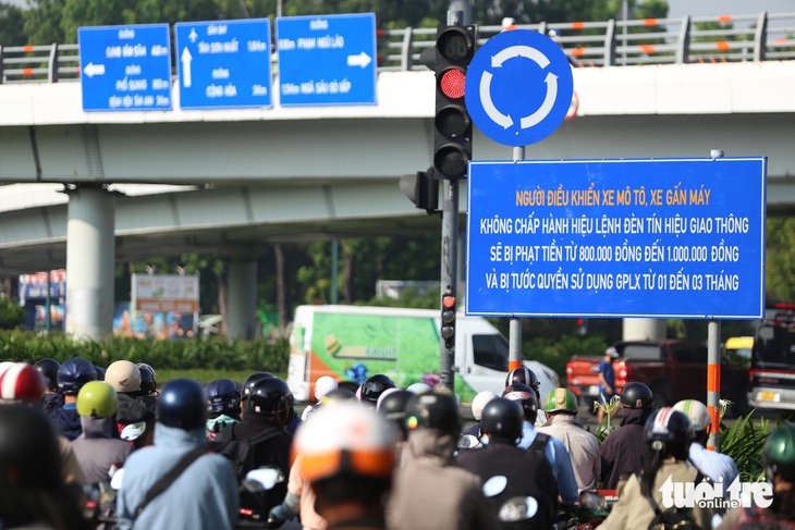 Nhiều bảng thông tin trên đường Phạm Văn Đồng, Mai Chí Thọ... chưa cập nhật mức phạt mới - Ảnh 1.