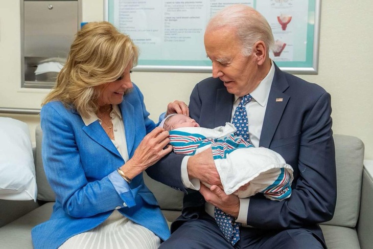 Tổng thống Joe Biden trở thành ông cố ở tuổi 82 - Ảnh 1.