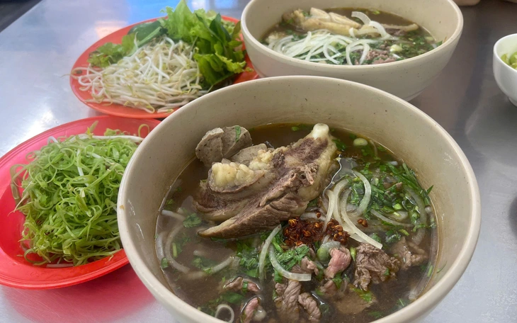 Quán bún bò chuẩn vị Huế có tuổi đời 25 năm, đi một vòng rồi quay về chốn xưa  - Ảnh 7.