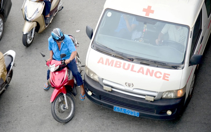 'Không nhường đường cho xe cấp cứu vì sợ mất 20 triệu': Tranh luận chưa có hồi kết - Ảnh 2.