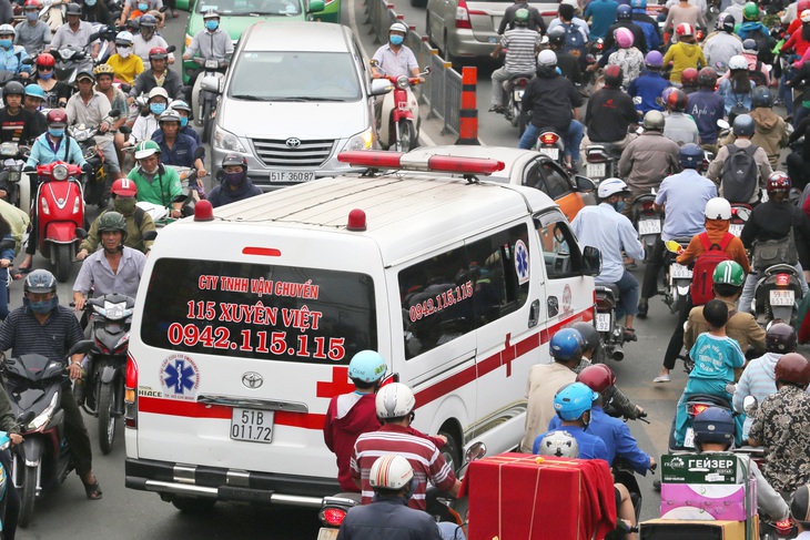 'Không nhường đường cho xe cấp cứu vì sợ mất 20 triệu', dân mạng chỉ ra: 'Xứng đáng bị tước bằng' - Ảnh 2.