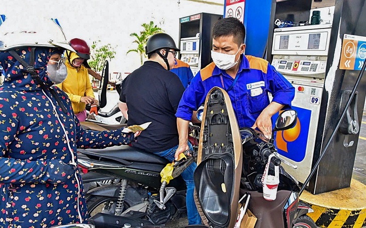 Giá xăng tăng liên tiếp, dầu giảm nhẹ - Ảnh 1.