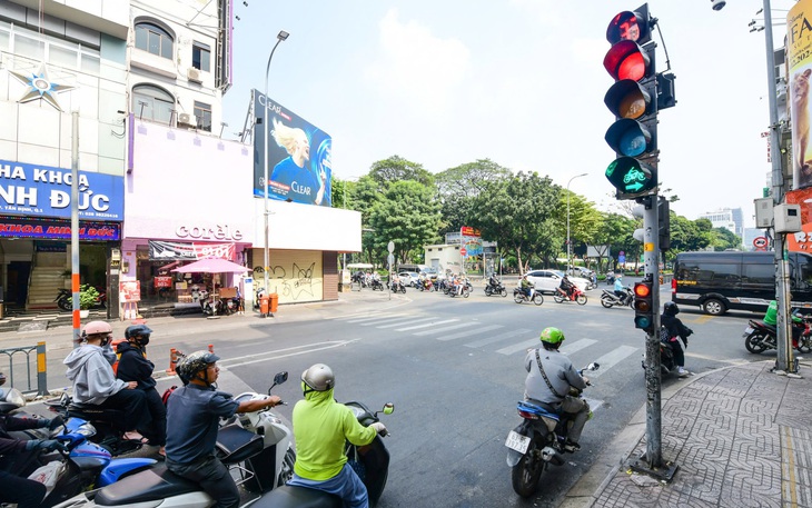 Phó giám đốc Sở GTVT TP.HCM: Sẽ có đánh giá và phương hướng tổ chức lại tín hiệu đèn giao thông   - Ảnh 3.