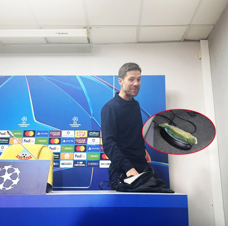 Xabi Alonso của Real Madrid được tặng con cá biết ‘nói như Ronaldo’ - Ảnh 1.