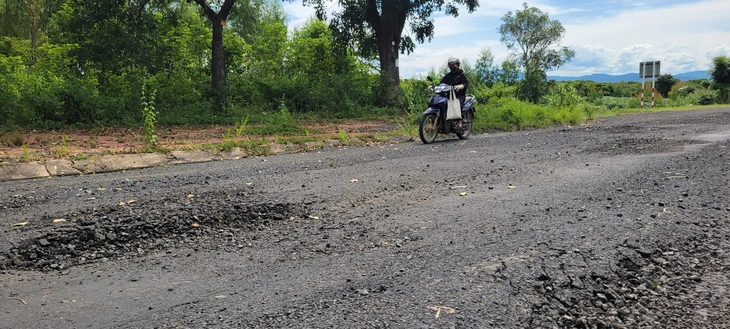 Đường vừa sửa xong đã sụt lún, ổ gà, dân bức xúc gửi đơn tố cáo - Ảnh 1.