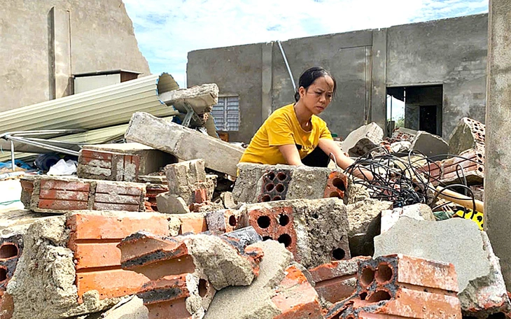 Chung tay với chương trình 'Lợp lại mái nhà cho người dân vùng bão' - Ảnh 3.