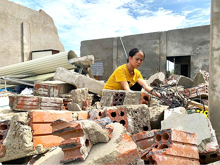 Lợp lại mái nhà cho dân vùng bão - Ảnh 4.