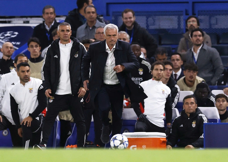 HLV Mourinho cầu xin cổ động viên ngưng lăng mạ cầu thủ Chelsea - Ảnh 1.