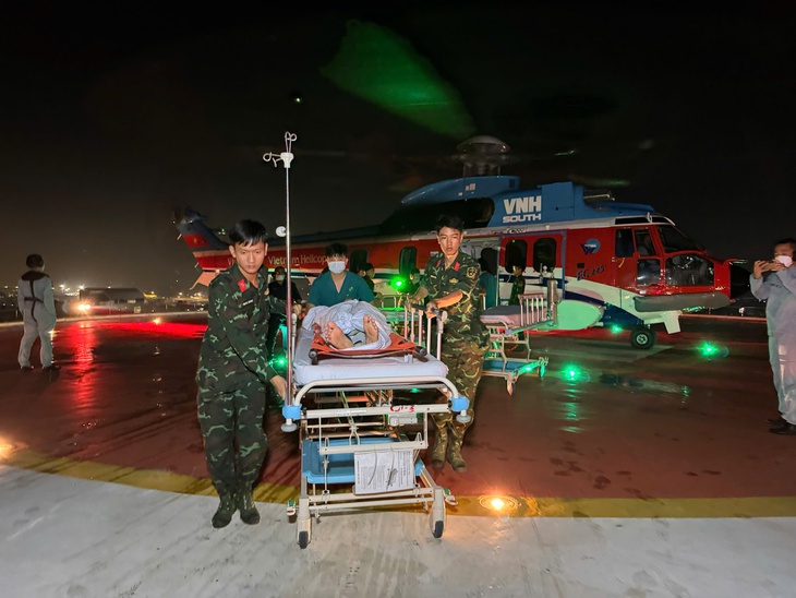 Trực thăng vượt gió bão, đưa 3 bệnh nhân từ Trường Sa về đất liền - Ảnh 1.