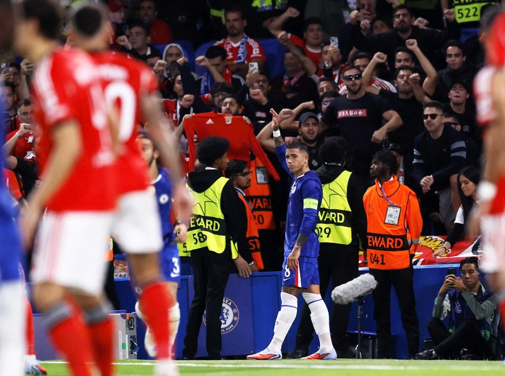 HLV Mourinho cầu xin cổ động viên ngưng lăng mạ cầu thủ Chelsea - Ảnh 2.