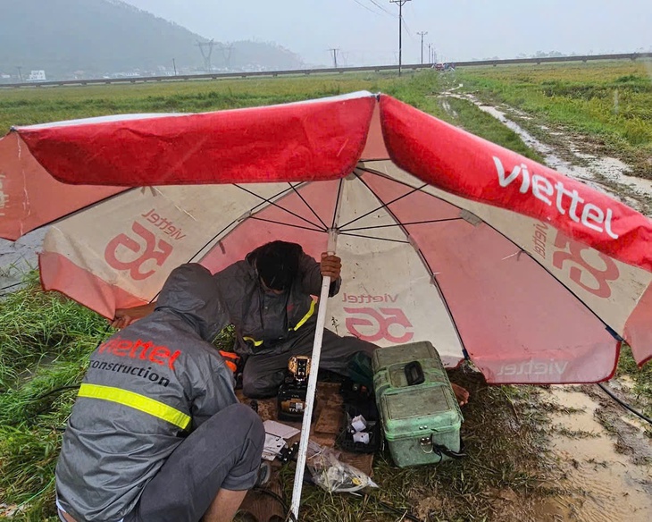 Viettel ứng cứu thành công các xã chịu ảnh hưởng của bão Bualoi - Ảnh 1.