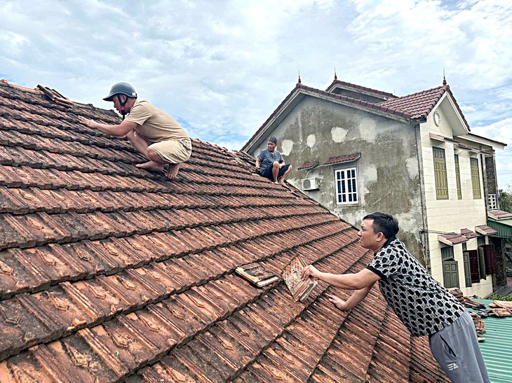 Lợp lại mái nhà cho dân vùng bão - Ảnh 5.