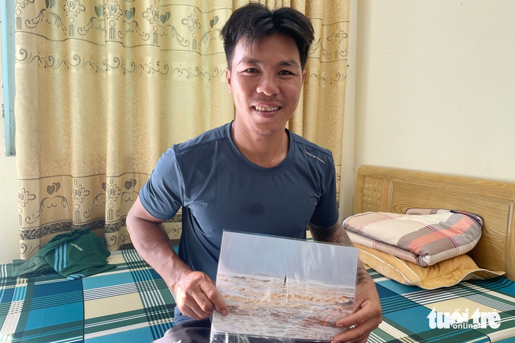 Ngư dân bám trụ phao hàng hải thoát chết: Mong sớm về quê, kiếm việc khác phụng dưỡng cha mẹ già - Ảnh 1.