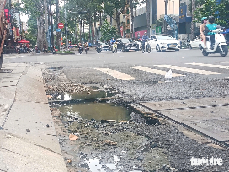 Nhiều công trình thi công khiến lòng đường, vỉa hè TP.HCM nham nhở - Ảnh 1.