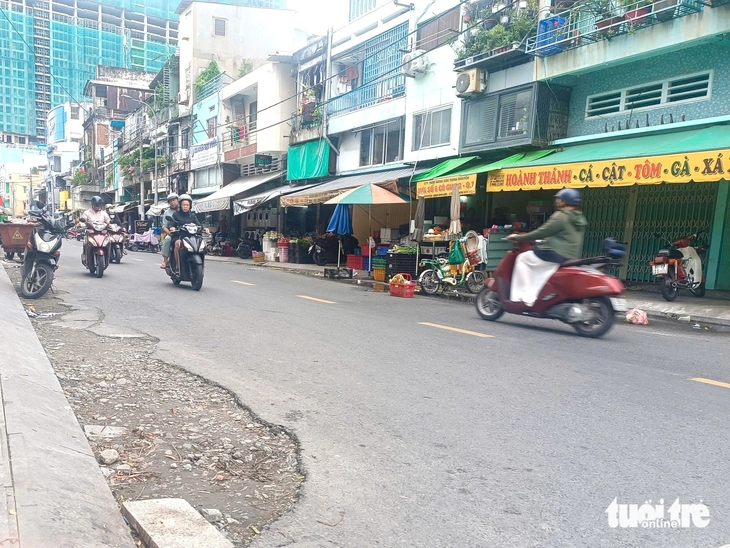 Nhiều công trình thi công khiến lòng đường, vỉa hè TP.HCM nham nhở - Ảnh 3.
