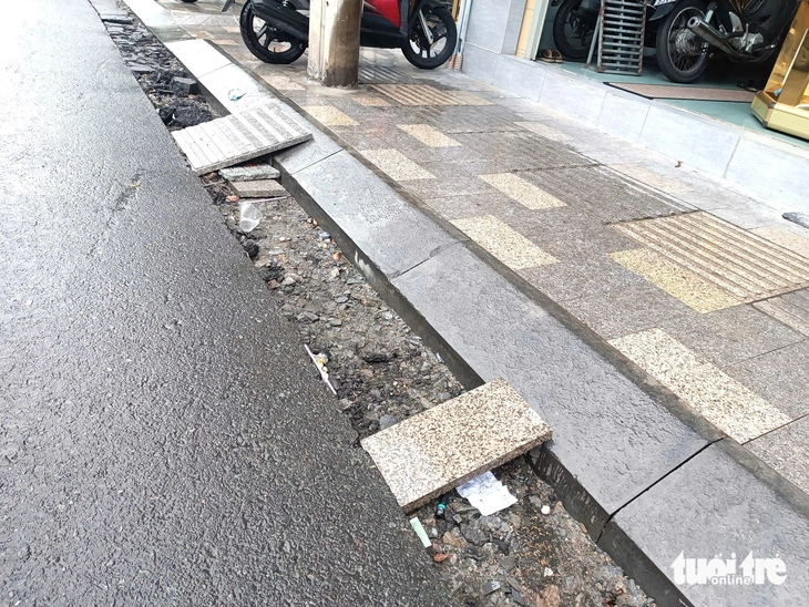 Nhiều công trình thi công khiến lòng đường, vỉa hè TP.HCM nham nhở - Ảnh 6.