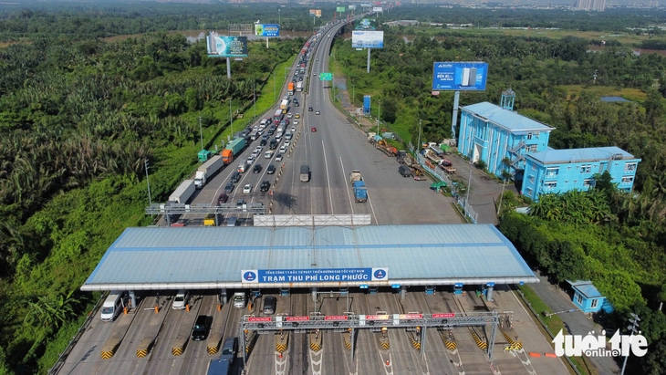 Nhiều chủ xe chưa chuyển đổi tài khoản giao thông, trạm thu phí Long Phước ùn ứ - Ảnh 1.