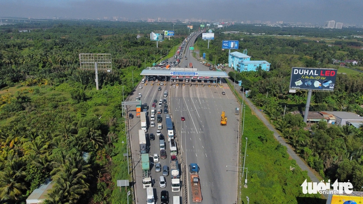 Nhiều chủ xe chưa chuyển đổi tài khoản giao thông, trạm thu phí Long Phước ùn ứ  - Ảnh 2.