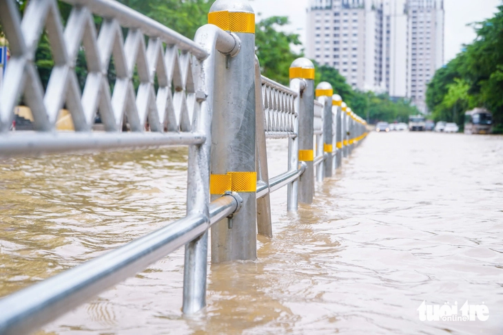 Hà Nội vẫn ngập khắp nơi, thợ sửa xe 'cắm chốt' ngay tại điểm ngập để sửa xe chết máy - Ảnh 13.