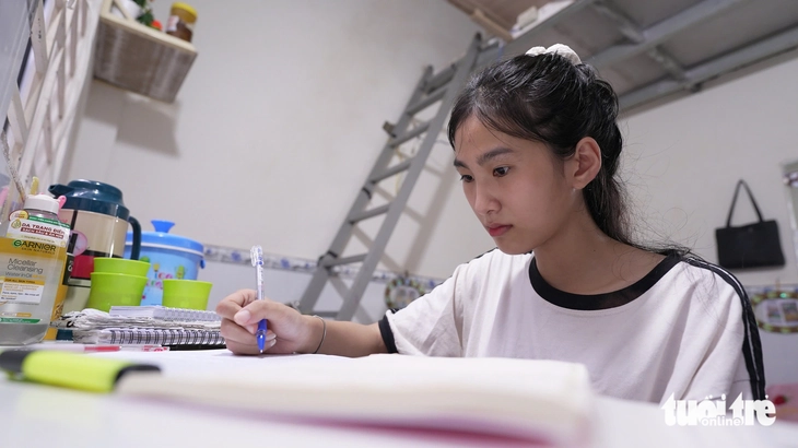 Cha mắc bệnh thần kinh, mẹ đi làm xa, nữ sinh làm thêm đủ việc, đậu Đại học Sư phạm kỹ thuật - Ảnh 1.