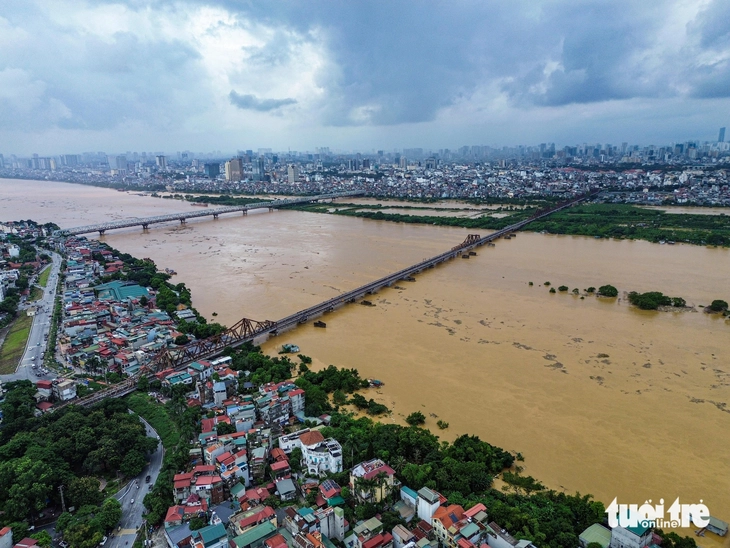 Sông Hồng qua Hà Nội mênh mông nước, làng đào lại ngâm mình trong dòng lũ - Ảnh 1.