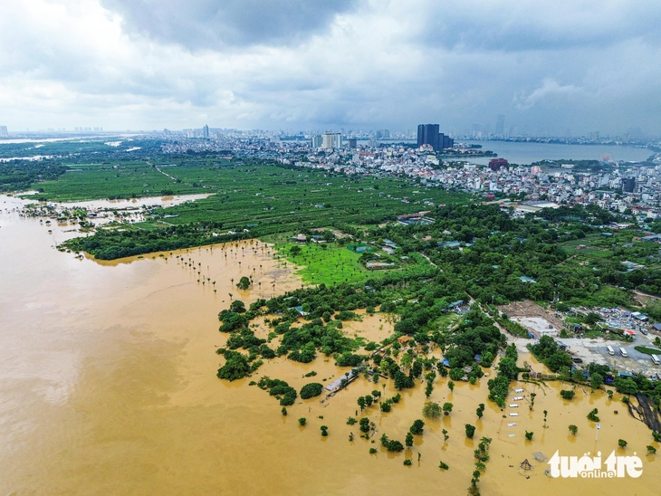 Sông Hồng qua Hà Nội mênh mông nước, làng đào lại ngâm mình trong dòng lũ - Ảnh 8.