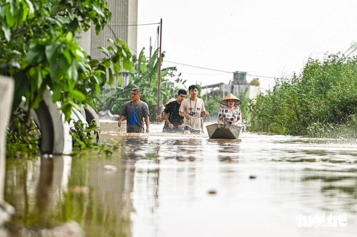 Sông Hồng qua Hà Nội mênh mông nước, làng đào lại ngâm mình trong dòng lũ - Ảnh 11.