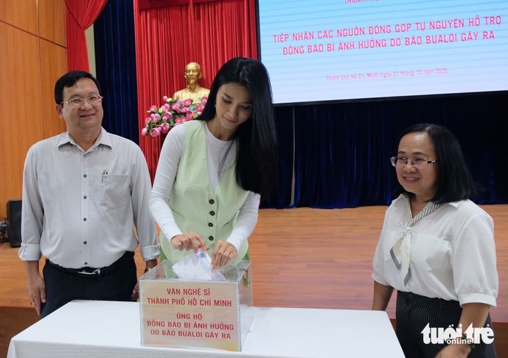 Văn nghệ sĩ TP.HCM ủng hộ bà con bị ảnh hưởng bão Bualoi gần 300 triệu đồng - Ảnh 2.