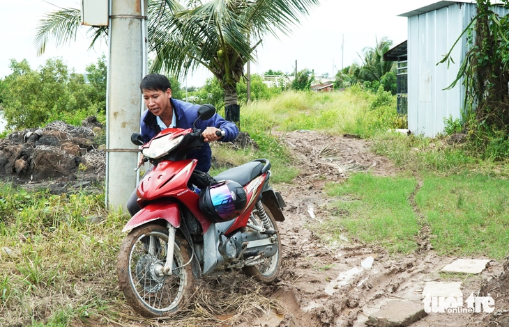 Cà Mau: Tiếp tục phát hiện dỡ đường bê tông làm đường đất lầy lội - Ảnh 1.