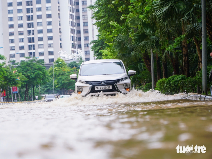 Sở Xây dựng nói gì khi Hà Nội 'vỡ trận' vì ngập sâu, nước thoát chậm? - Ảnh 1.