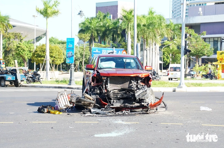 Tai nạn liên hoàn giữa ngã tư trung tâm Đà Nẵng, hiện trường có 1 xe máy, 4 ô tô - Ảnh 1.