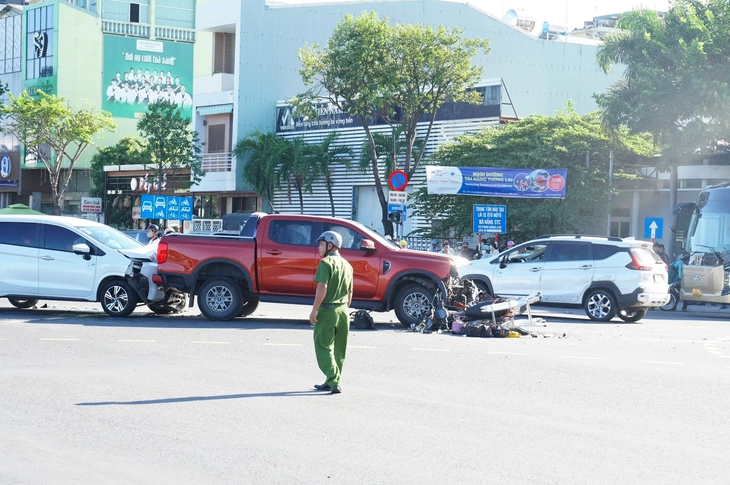 Tai nạn liên hoàn giữa ngã tư trung tâm Đà Nẵng, hiện trường có 1 xe máy, 4 ô tô - Ảnh 2.