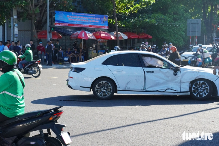 Tai nạn liên hoàn giữa ngã tư trung tâm Đà Nẵng, hiện trường có 1 xe máy, 4 ô tô - Ảnh 3.