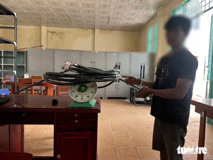 Dân bức xúc vì nạn trộm cắp dây điện chiếu sáng đường dẫn cầu Châu Đốc - Ảnh 2.