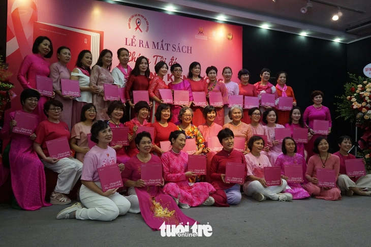 Ca sĩ Hồng Nhung và gần 60 ‘phụ nữ kiên cường’ gửi lời cảm ơn ung thư - Ảnh 3.